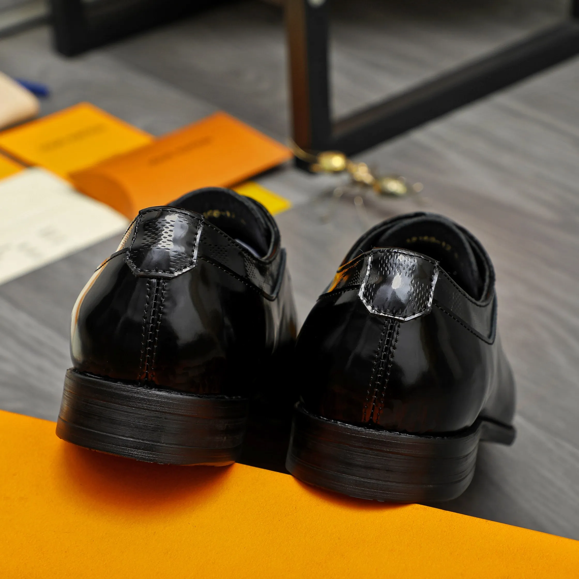 Men's shoes 💰p460 Product trademark: LV (Louis Vuitton) business lace-up leather shoes True size: 39-44 Product material: Selected lacquered cowhide stitching with classic plaid embossed upper, cowhide lining, original rubber outsole